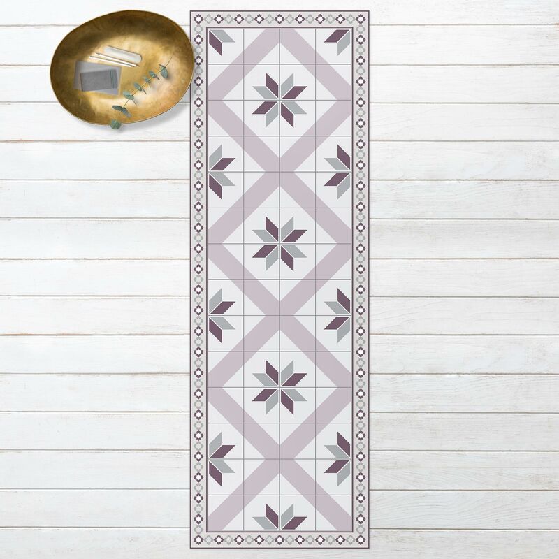 Alfombras vinílicas - Geometrical Tiles Rhombic Flower Lilac With Narrow Border - Panorámico Dimensión LxA: 180cm x 60cm
Alfombras vinílicas - Geometrical Tiles Rhombic Flower Lilac With Narrow Border - Panorámico Dimensión LxA: 180cm x 60cm