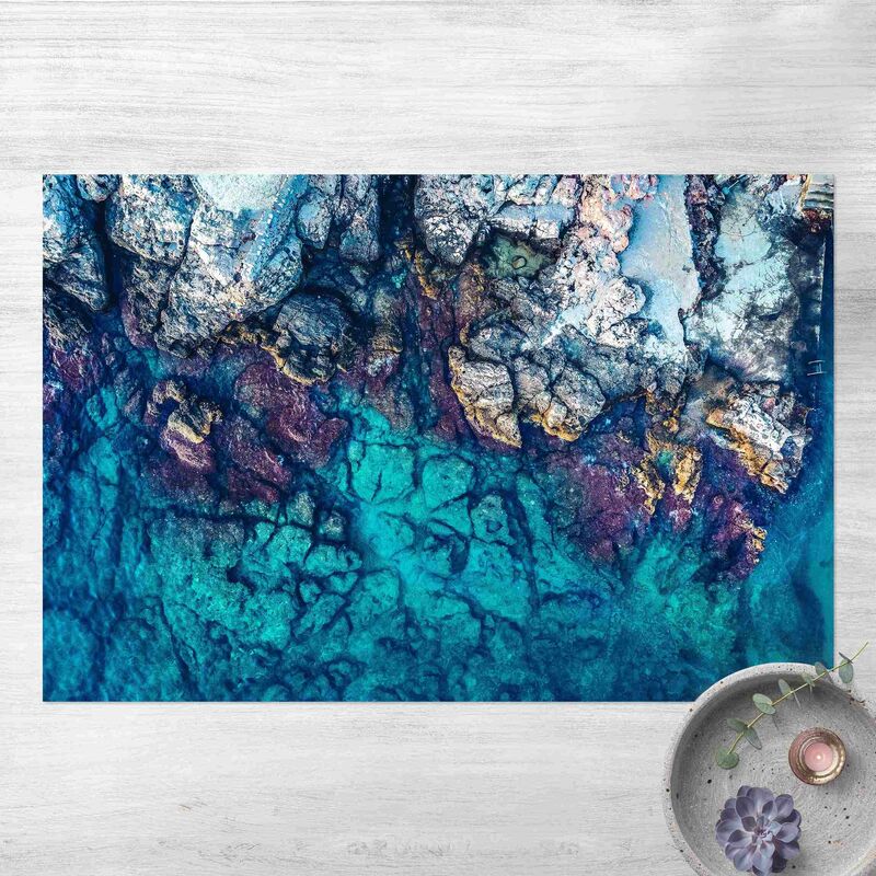 Alfombras vinílicas - Top View Colourful Rocky Coastline - Apaisado 2:3 Dimensión LxA: 140cm x 210cm
Alfombras vinílicas - Top View Colourful Rocky Coastline - Apaisado 2:3 Dimensión LxA: 140cm x 210cm