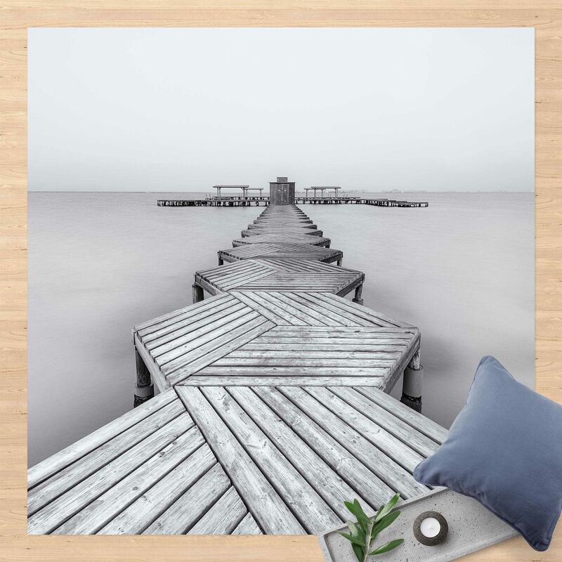 Alfombras vinílicas - Wooden Pier And Black And White - Cuadrado 1:1 Dimensión LxA: 40cm x 40cm
Alfombras vinílicas - Wooden Pier And Black And White - Cuadrado 1:1 Dimensión LxA: 40cm x 40cm