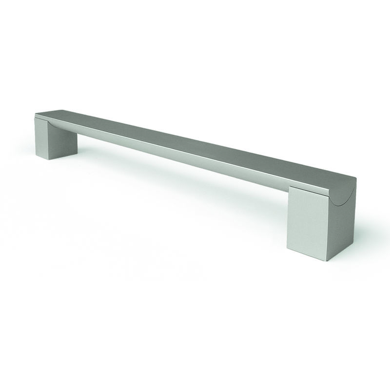 Asa de estilo moderno, fabricada en aluminio, con acabado anodizado mate y 224 mm de distancia entre puntos.
Asa de estilo moderno, fabricada en aluminio, con acabado anodizado mate y 224 mm de distancia entre puntos.
