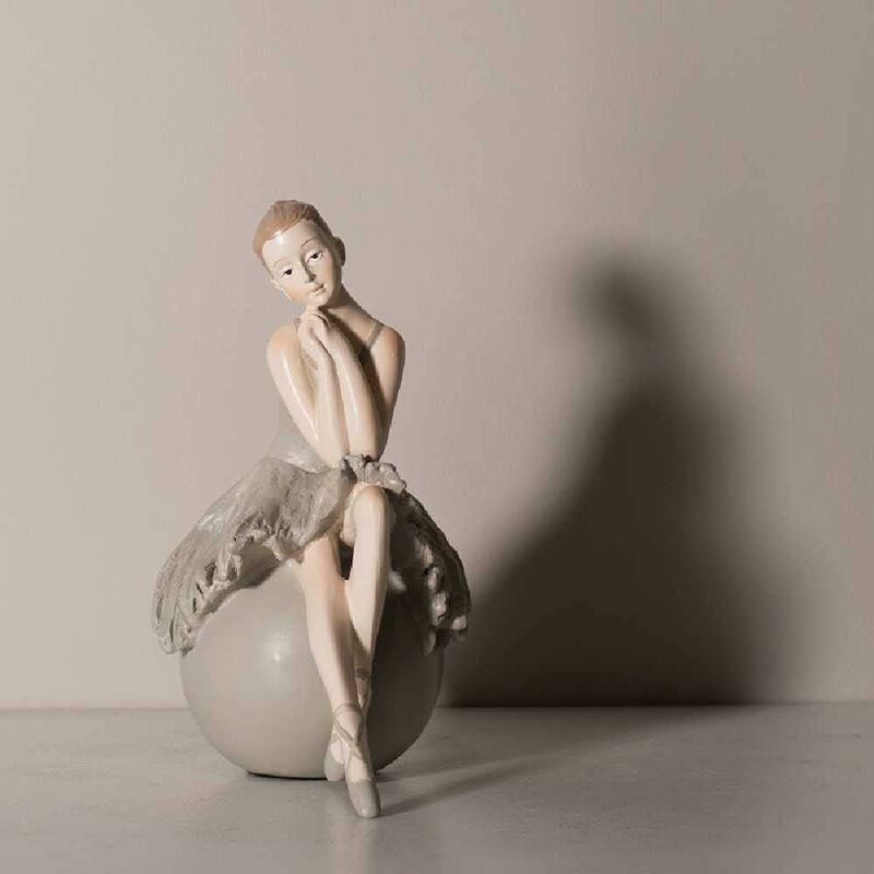 Figuras de adornos de resina para niña de Ballet de arte nórdico, accesorios de decoración para adornos de sala de estar para decoración del hogar H
Figuras de adornos de resina para niña de Ballet de arte nórdico, accesorios de decoración para adornos de sala de estar para decoración del hogar H