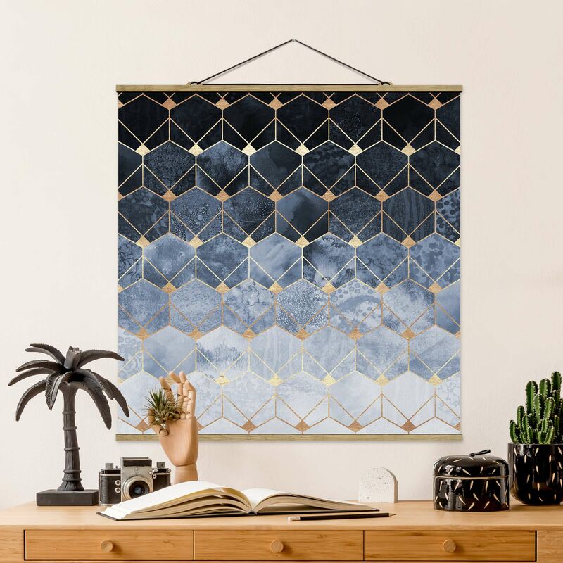 Imagen de tela - Elisabeth Fredriksson - Blue Geometry Golden Art Deco - Cuadrado 1:1 Dimensión LxA: 80cm x 80cm
Imagen de tela - Elisabeth Fredriksson - Blue Geometry Golden Art Deco - Cuadrado 1:1 Dimensión LxA: 80cm x 80cm