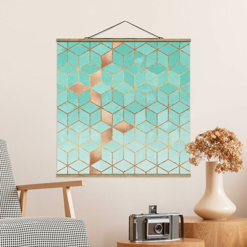 Imagen de tela - Elisabeth Fredriksson - Turquoise White Golden Geometry - Cuadrado 1:1 Dimensión LxA: 100cm x 100cm
Imagen de tela - Elisabeth Fredriksson - Turquoise White Golden Geometry - Cuadrado 1:1 Dimensión LxA: 100cm x 100cm
