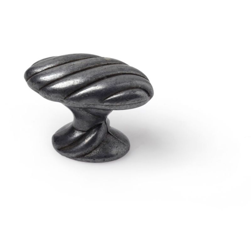 Pomo de estilo clásico metálico, fabricado en zamak, con acabado plata vieja y 38 mm de distancia entre puntos.
Pomo de estilo clásico metálico, fabricado en zamak, con acabado plata vieja y 38 mm de distancia entre puntos.