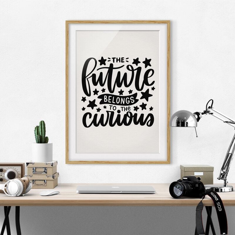 Póster enmarcado - The Future Belongs To The Curious Dimensión LxA: 70cm x 50cm, Marco: Roble
Póster enmarcado - The Future Belongs To The Curious Dimensión LxA: 70cm x 50cm, Marco: Roble