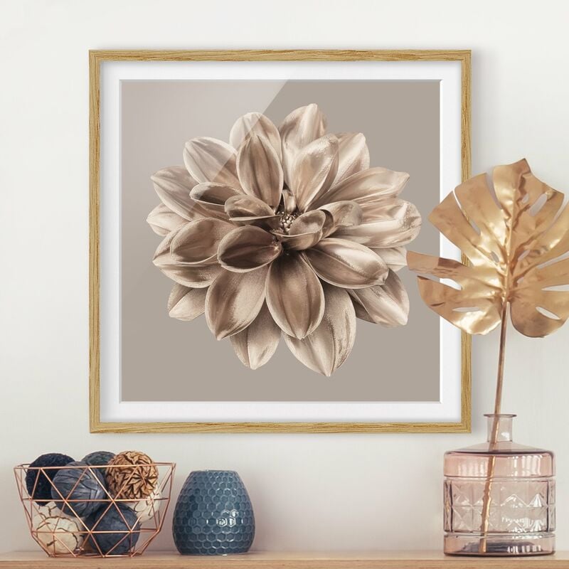 Póster enmarcado - Dalia in bronzo metallico centrato in beige mocha Dimensión LxA: 50cm x 50cm, Marco: Roble 
Póster enmarcado - Dalia in bronzo metallico centrato in beige mocha Dimensión LxA: 50cm x 50cm, Marco: Roble