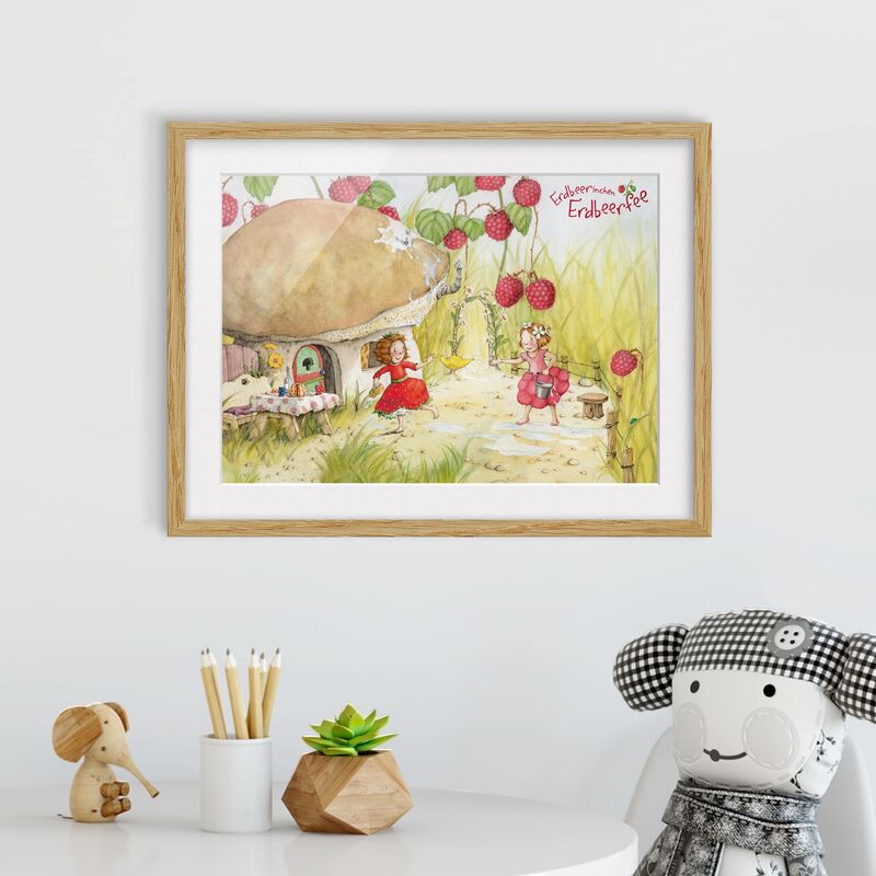 Póster enmarcado - Erdbeerinchen Erdbeerfee - Under The Raspberry Bush Dimensión LxA: 18cm x 24cm, Marco: Roble
Póster enmarcado - Erdbeerinchen Erdbeerfee - Under The Raspberry Bush Dimensión LxA: 18cm x 24cm, Marco: Roble