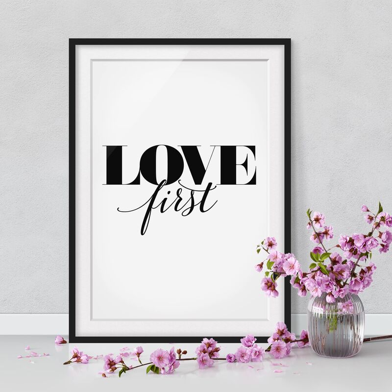 Póster enmarcado - Love First Dimensión LxA: 100cm x 70cm, Marco: Negro
Póster enmarcado - Love First Dimensión LxA: 100cm x 70cm, Marco: Negro