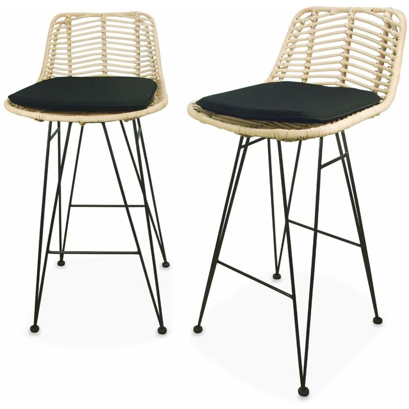 Deux tabourets de bar en rotin naturel et métal. coussins noirs - Cahya