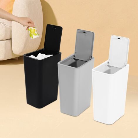 3 poubelles, poubelles noires, blanches et grises, poubelles pour la cuisine, la chambre, le salon et le couloir, poubelles pour les déchets organiques, poubelles pour le tri sélectif.