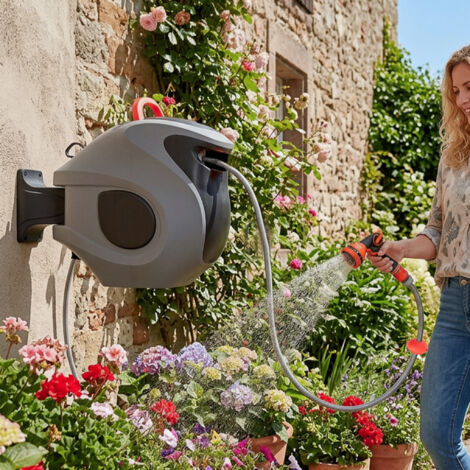 30m Tuyau d'arrosage automatique avec buse de pulvérisation 9 jets, support mural, frein de rappel réglable et pivotement à 180° – kit complet résistant aux UV et au gel pour le jardin, gris/rouge