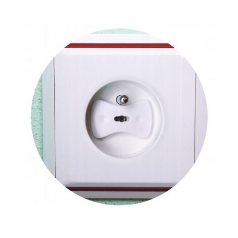 6 cache-prises électriques.
