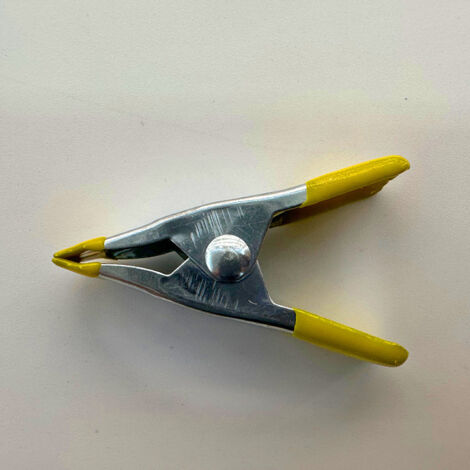 Abrazadera metálica de resorte de 5 cm con almohadillas de goma para asegurar elementos de carpintería, fondos fotográficos y fijación de láminas de plástico (amarilla).