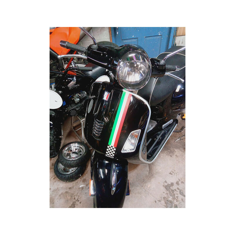 Image of Stickerslab - Adesivo rifrangente bandiera Italiana e scacchi per moto Piaggio vespa auto