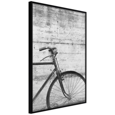 Affiche Murale Encadrée "Bicycle Leaning Against the Wall" 30 x 42 cm Noir