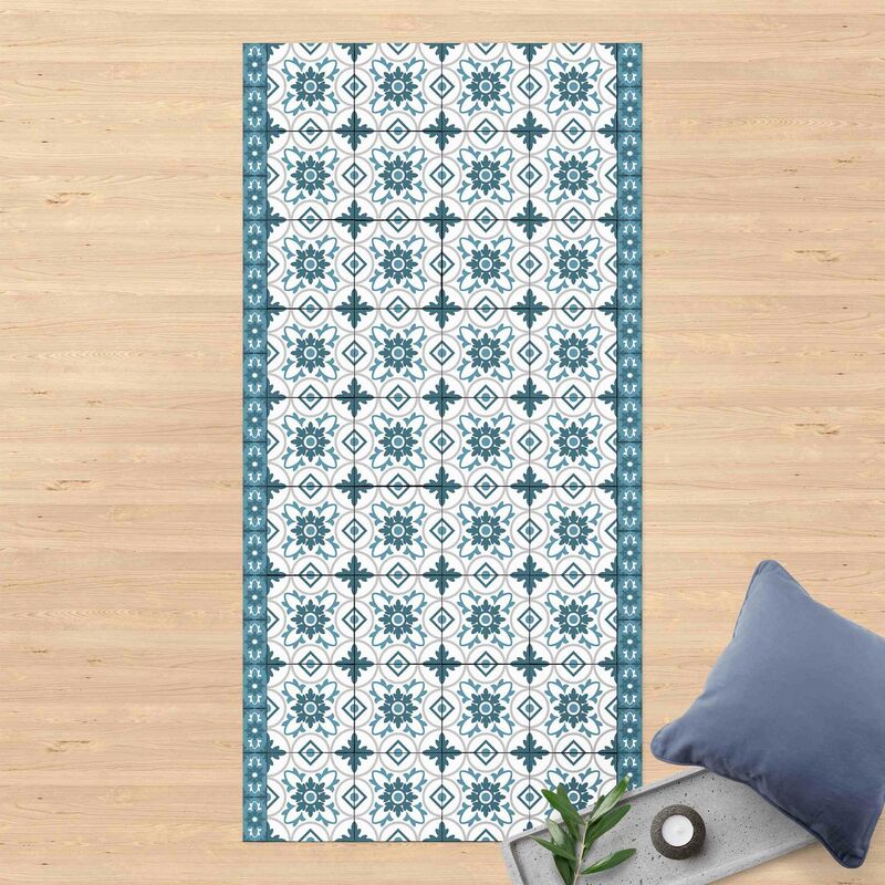 

Alfombras vinílicas - Geometrical Tile Mix Flower Blue Grey - Alto 2:1 Dimensión LxA: 120cm x 60cm