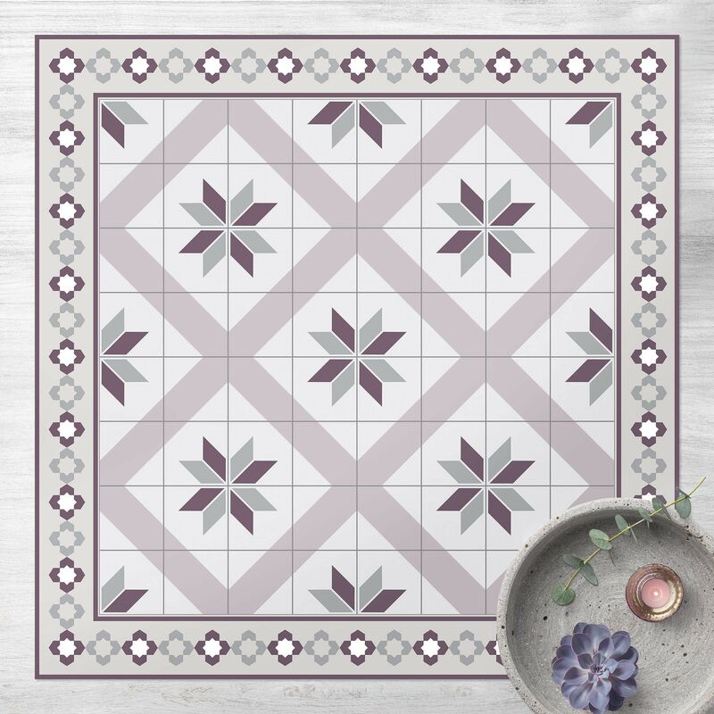 

Alfombras vinílicas - Geometrical Tiles Rhombal Flower Lilac With Border - Cuadrado 1:1 Dimensión LxA: 100cm x 100cm