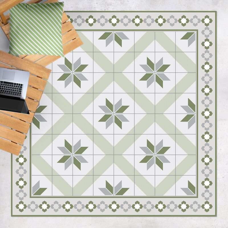 

Alfombras vinílicas - Geometrical Tiles Rhombal Flower Olive Green With Border - Cuadrado 1:1 Dimensión LxA: 60cm x 60cm