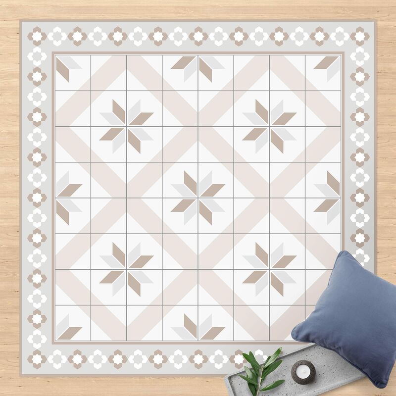 

Alfombras vinílicas - Geometrical Tiles Rhombal Flower Sand With Border - Cuadrado 1:1 Dimensión LxA: 40cm x 40cm