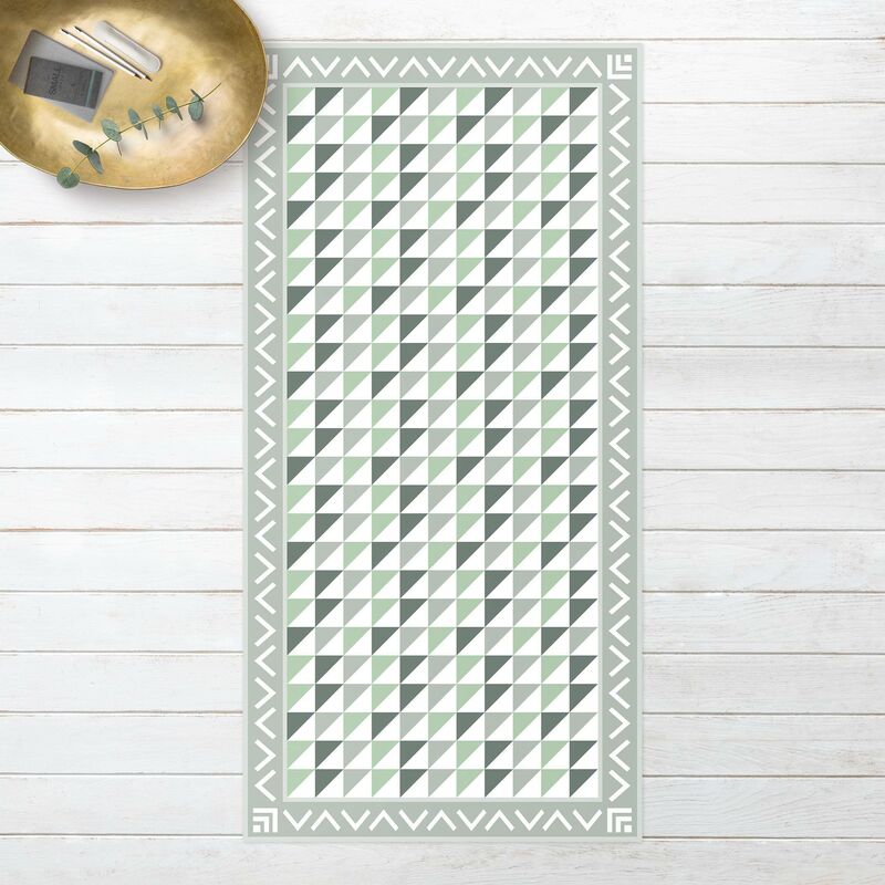 

Alfombras vinílicas - Geometrical Tiles Small Triangles Olive green with Border - Alto 2:1 Dimensión LxA: 140cm x 70cm