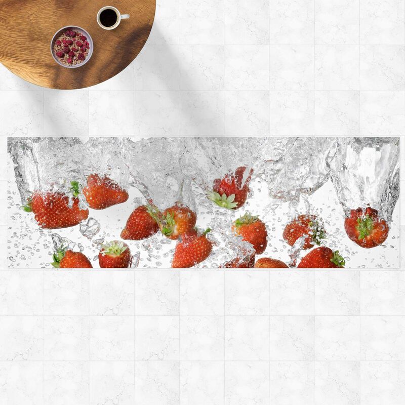 

Alfombras vinílicas - Fresh Strawberries In Water - Panorama Formato apaisado Dimensión LxA: 40cm x 120cm