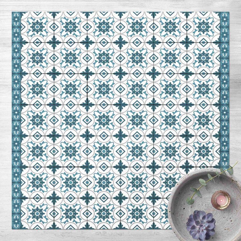 

Alfombras vinílicas - Geometrical Tile Mix Flower Blue Grey - Cuadrado 1:1 Dimensión LxA: 40cm x 40cm