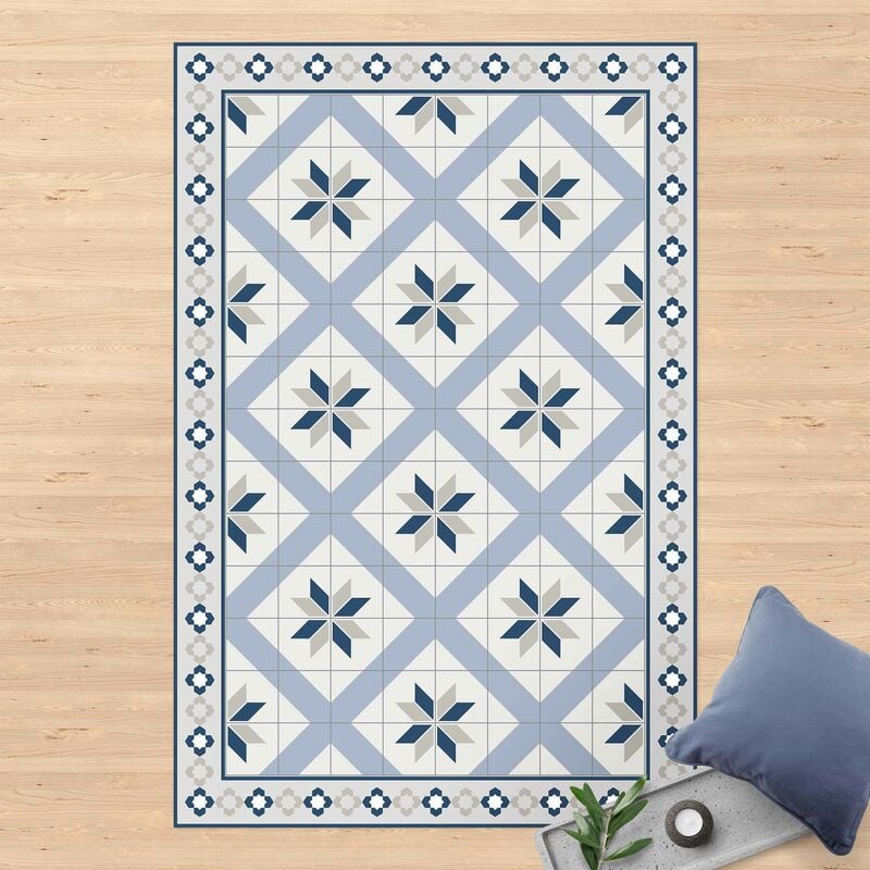 

Alfombras vinílicas - Geometrical Tiles Rhombal Flower Pigeon Blue With Border - Alto 3:2 Dimensión LxA: 210cm x 140cm