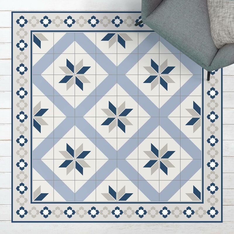 

Alfombras vinílicas - Geometrical Tiles Rhombal Flower Pigeon Blue With Border - Cuadrado 1:1 Dimensión LxA: 60cm x 60cm