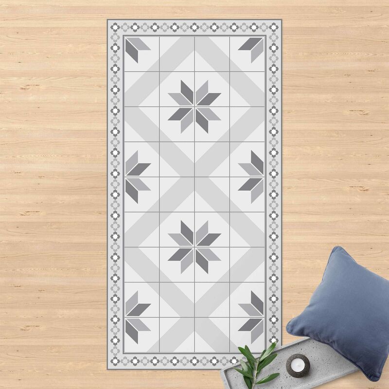 

Bilderwelten - Alfombras vinílicas - Geometrical Tiles Rhombic Flower Grey With Narrow Border - Alto 2:1 Dimensión LxA: 180cm x 90cm