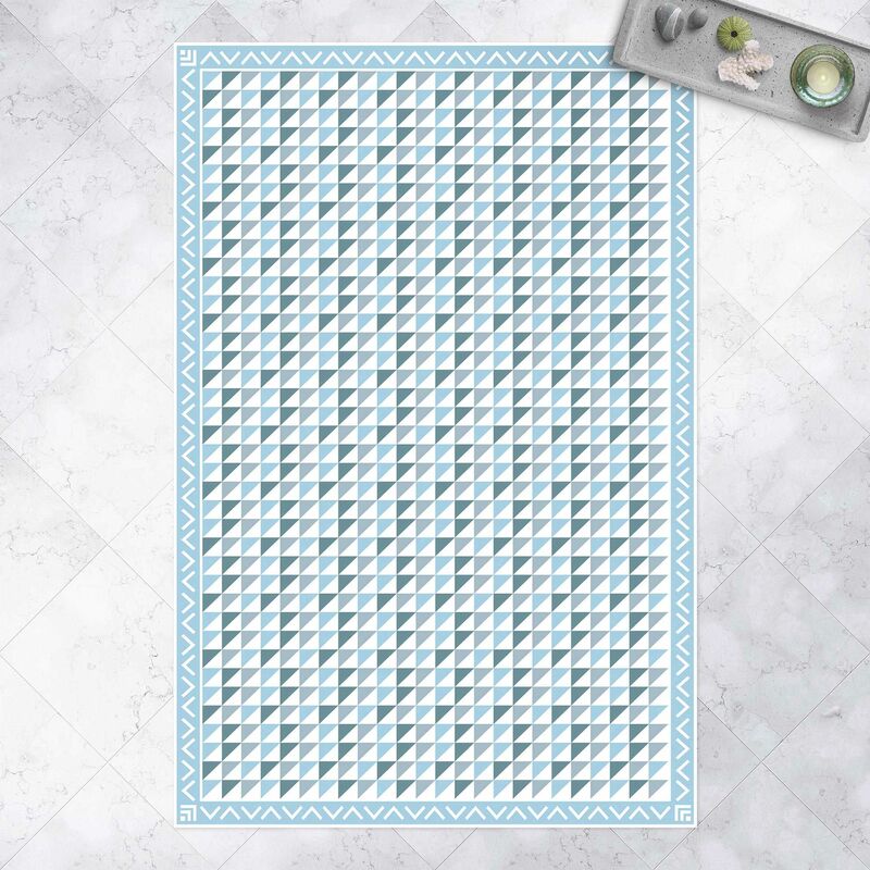 

Alfombras vinílicas - Geometrical Tiles small Triangles Pigeon Blue With Border - Alto 3:2 Dimensión LxA: 150cm x 100cm