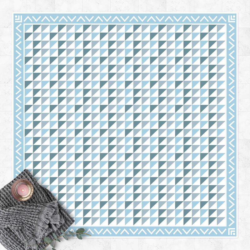 

Alfombras vinílicas - Geometrical Tiles small Triangles Pigeon Blue With Border - Cuadrado 1:1 Dimensión LxA: 60cm x 60cm