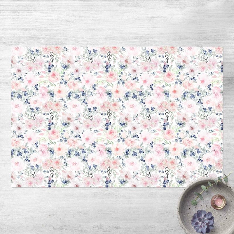 

Alfombras vinílicas - Pink Roses With Blueberries In Front Of White - Apaisado 2:3 Dimensión LxA: 120cm x 180cm