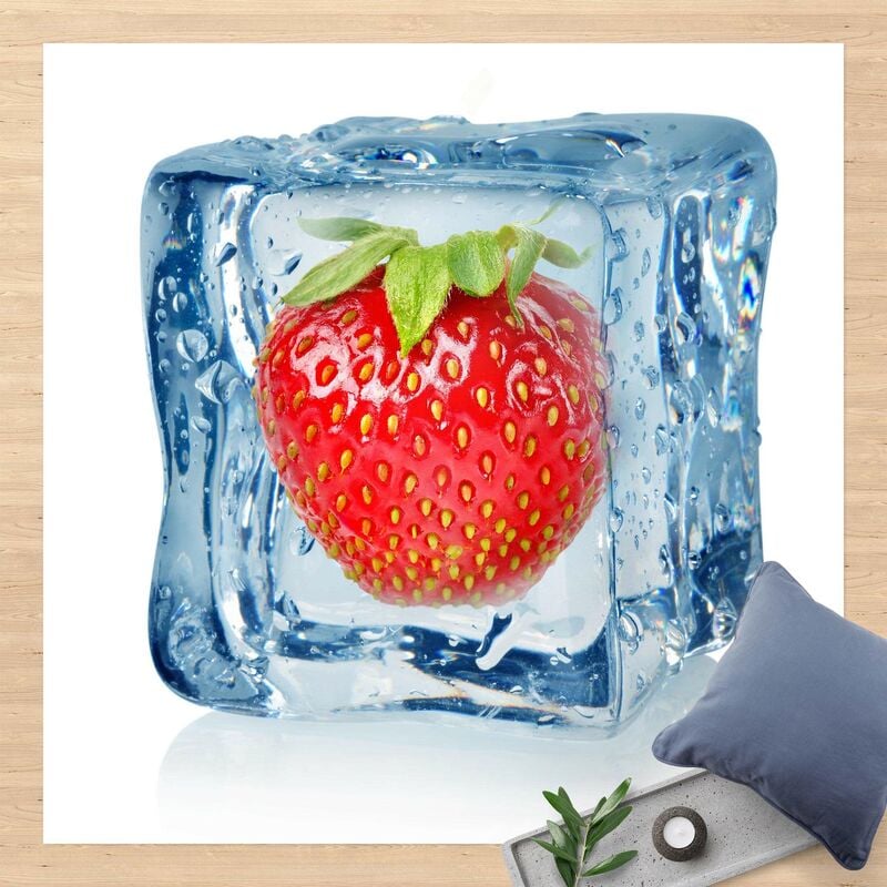 

Alfombras vinílicas - Strawberry In Ice Cube - Cuadrado 1:1 Dimensión LxA: 140cm x 140cm