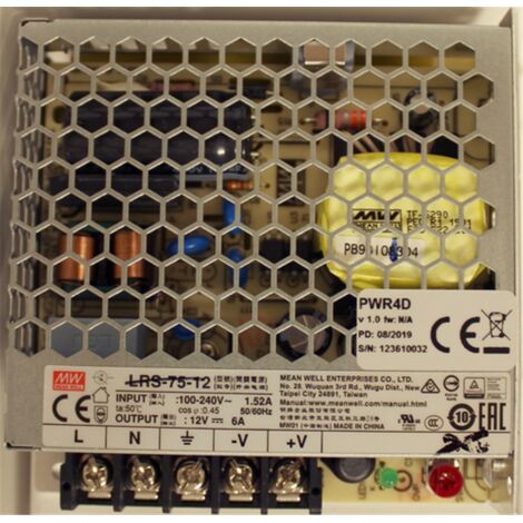 Alimentador 13.8VDC 5.4A con alta eficiencia y diseño compacto