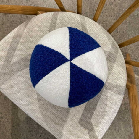 Almohada SOFT LOOP  bola blanca y azul aciano