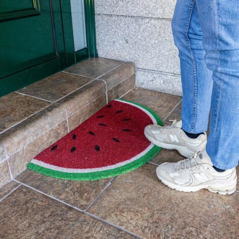 (Anguria, Rosso). Zerbino d'ingresso a forma di anguria. Zerbino originale in cocco con retro antiscivolo in PVC.
