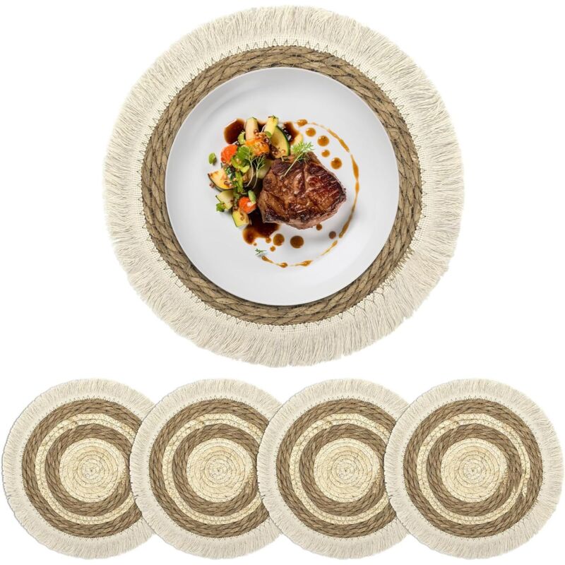 APEX Ensemble de quatre sets de table ronds de style bohème avec pompons en paille, adaptés aux cuisines et aux salles à manger.