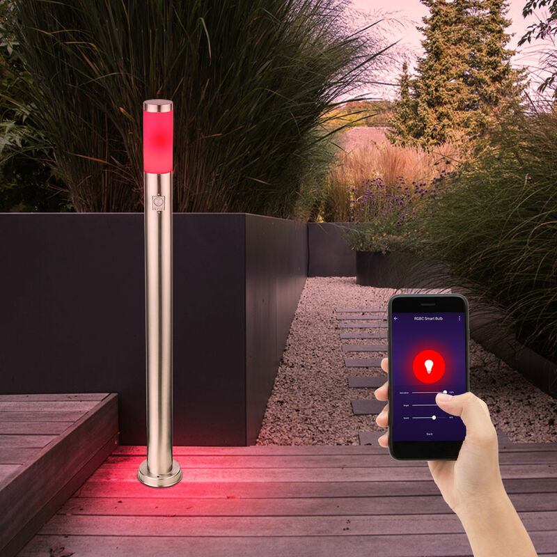 

Lámpara de pie para exteriores Aplicación de sensor de trayectoria / control por voz Lámpara regulable en un juego que incluye lámparas LED RGB