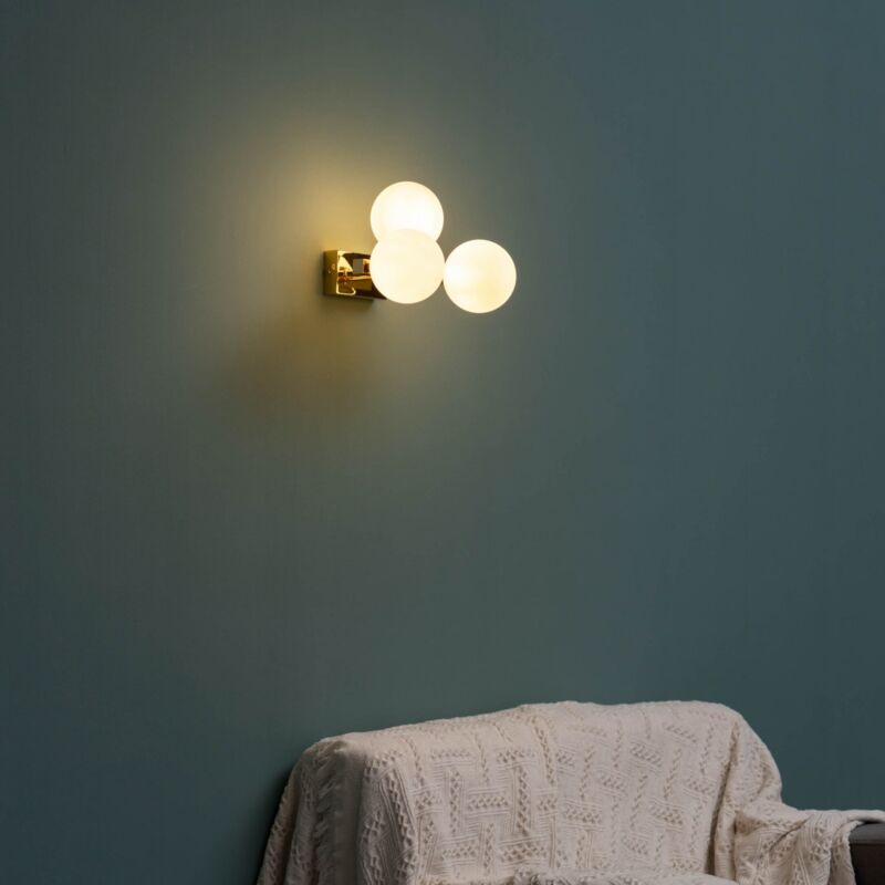 Applique charmante dorée trois sphères en verre blanc - Ambrosia