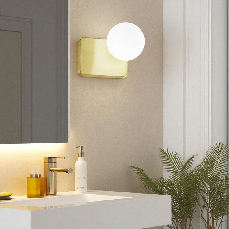 Applique dorée Penta 1 globe verre blanc soufflé