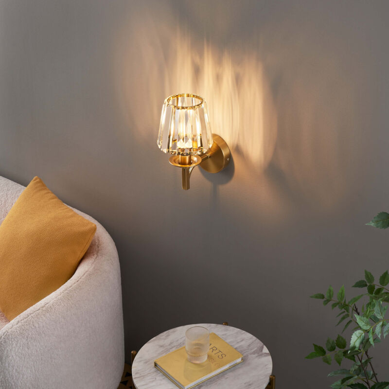 Kosilum – Applique murale luxe métal laiton et cristal – Design raffiné pour salon et entrée – Ampoule E14 non fournie – Jeux de reflets élégants