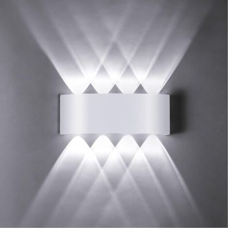 Applique murale LED 8 W, lumière blanche froide 6000 K, étanche IP65, design moderne en aluminium, utilisable en intérieur et en extérieur.