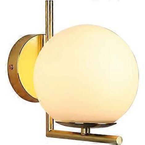 Applique murale LED moderne et élégante avec boule en verre blanc opale et rosace dorée, douille E27, idéale pour chambre, salon ou couloir.