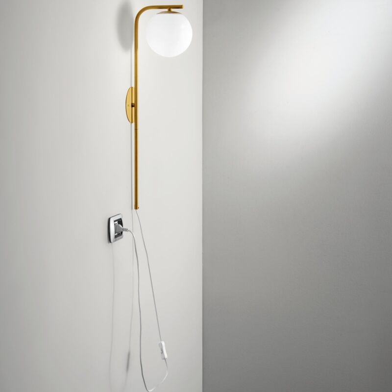 Image of Luce Ambiente E Design - Applique odisseo in metallo oro con diffusore sferico in vetro con presa e interruttore - Oro