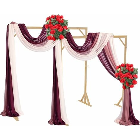 Arco di nozze con fiori disposti nel parco per una cerimonia di matrimonio.  arco di gara per la celebrazione.