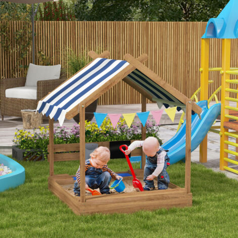 Arenero Infantil con Toldo 6 Banderines 2 Bandejas Grifo y Pizarra en Forma de Casa para Patio 124x116x146 cm Marrón