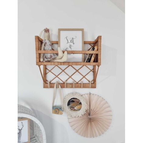 Armario de pared de mimbre natural con perchas
