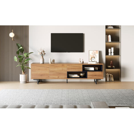 Armoire basse pour le stockage des téléviseurs. Elle possède plusieurs compartiments de rangement. La planche en bois est de couleur naturelle.