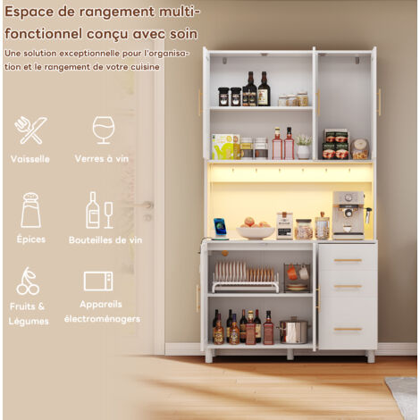 Armoire de cuisine, buffet, lumières décoratives contrôlées par des appareils électroménagers, 2 ports USB, 2 prises électriques. Des compartiments réglables permettent un rangement pratique. Il y a 3