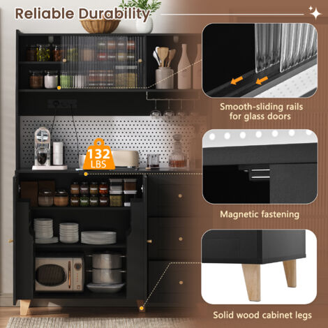 Armoire haute avec prises électriques et planche à découper. Armoire pour les bouteilles de vin, avec des compartiments de rangement. Armoire de cuisine avec des tiroirs